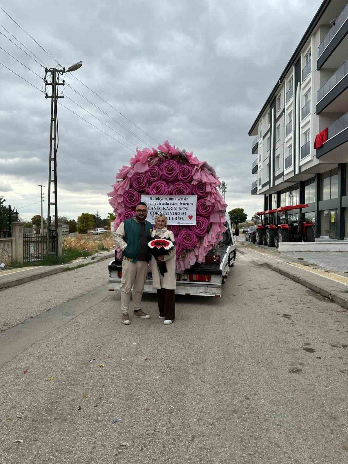 &Ccedil;ekiciyle dev bir &ccedil;i&ccedil;ek buketi g&ouml;ndererek eşinden &ouml;z&uuml;r diledi
