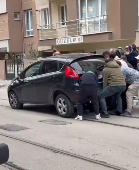 Otomobilin altında kalan 8 yaşındaki &ccedil;ocuk yaralandı
