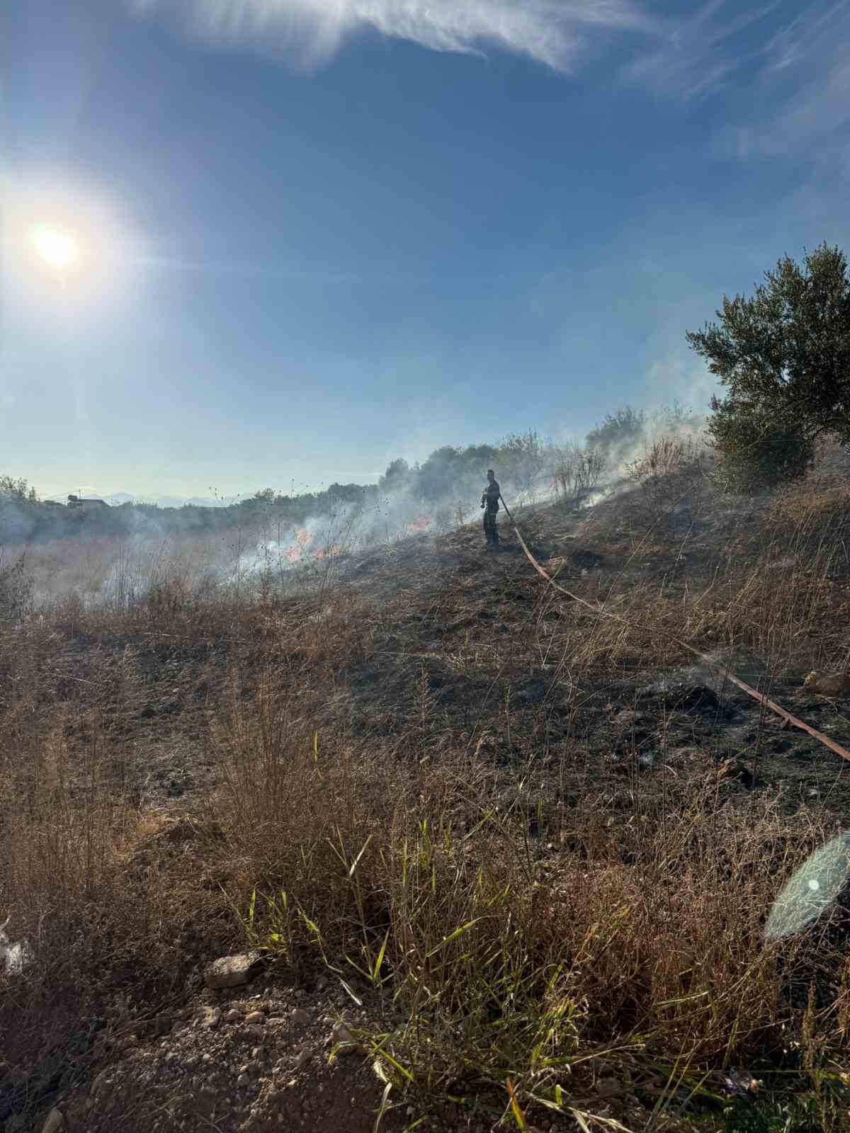 Antalya&rsquo;da yangına giden itfaiye aracı devrildi: 2 yaralı
