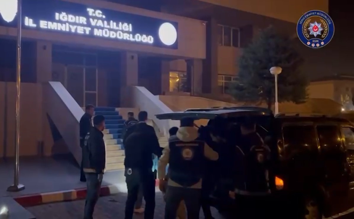 Iğdır&rsquo;da ka&ccedil;ak 10 Afgan g&ouml;&ccedil;men ve g&ouml;&ccedil;menleri taşıyan 2 kişi yakalandı
