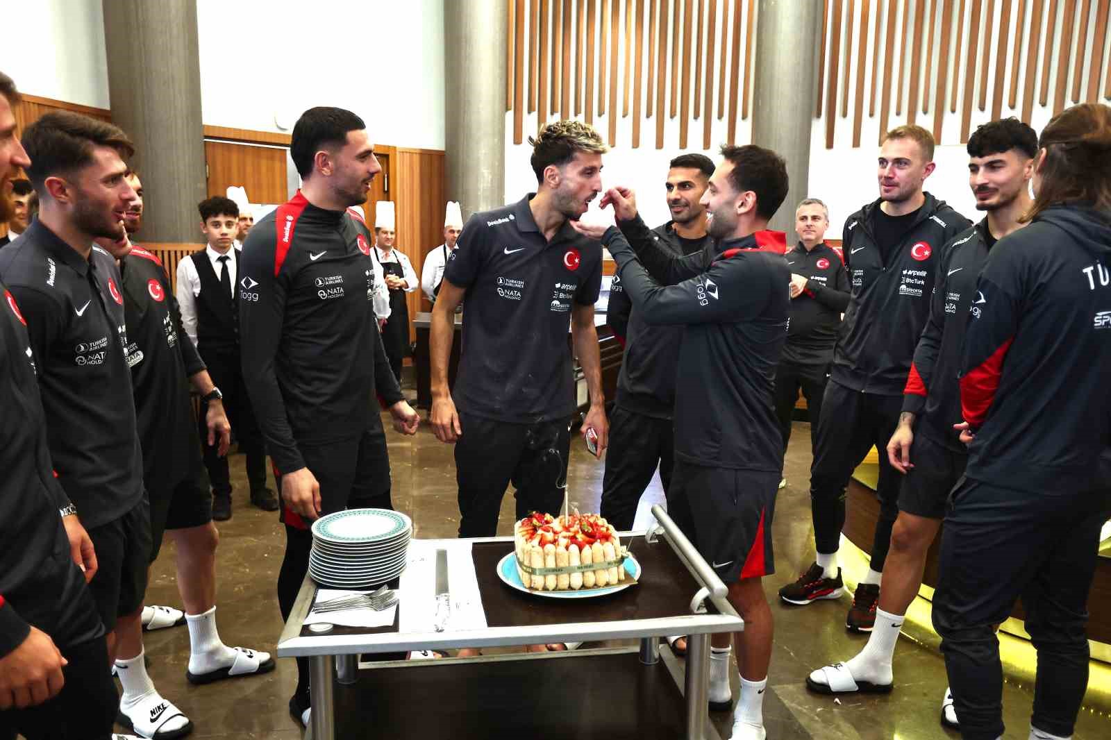 A Milli Takım&rsquo;da Atakan Karazor&rsquo;un doğum g&uuml;n&uuml; kutlandı
