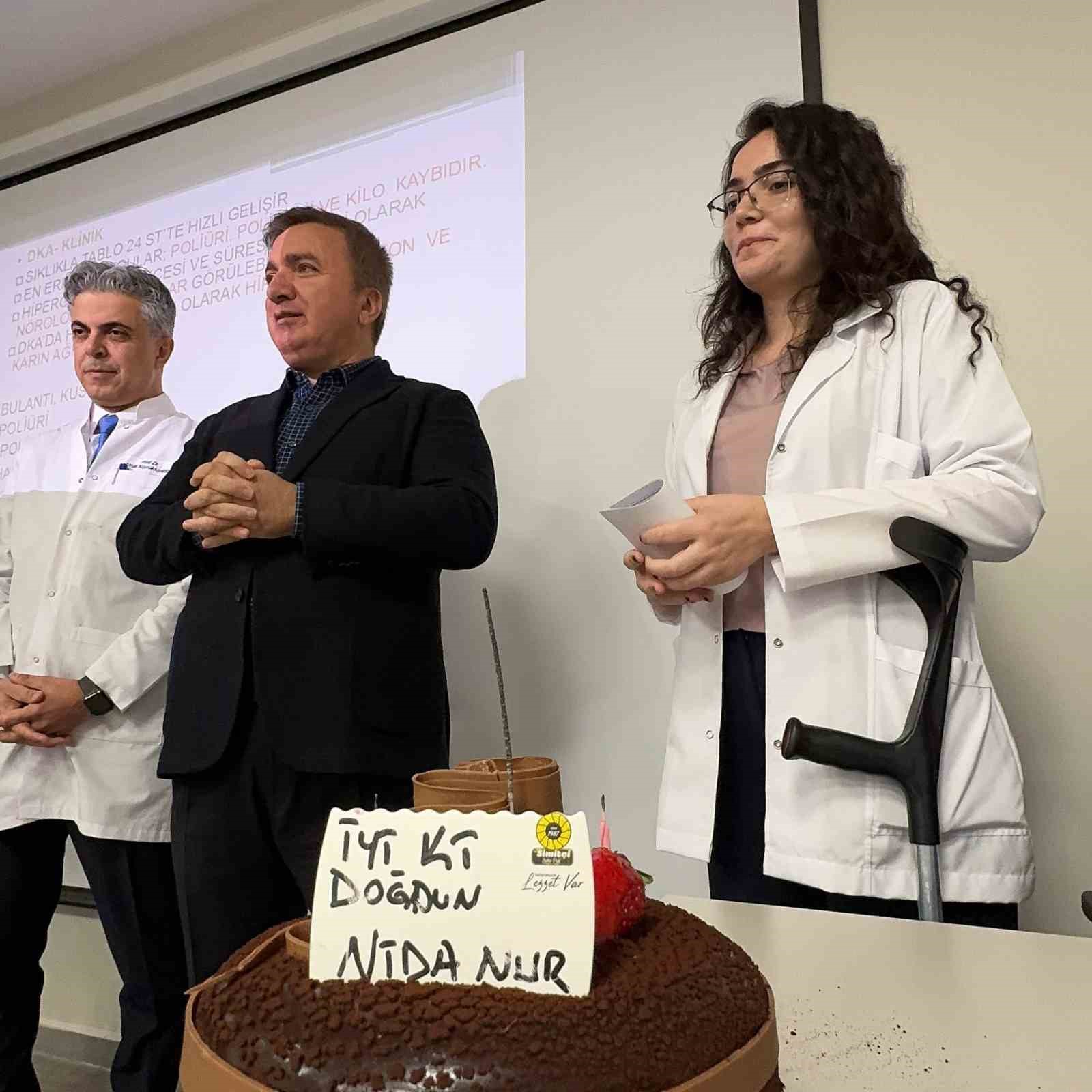 Hastane çalışanının silahlı saldırısı sonucu bacağını kaybeden tıp öğrencisine validen doğum günü sürprizi