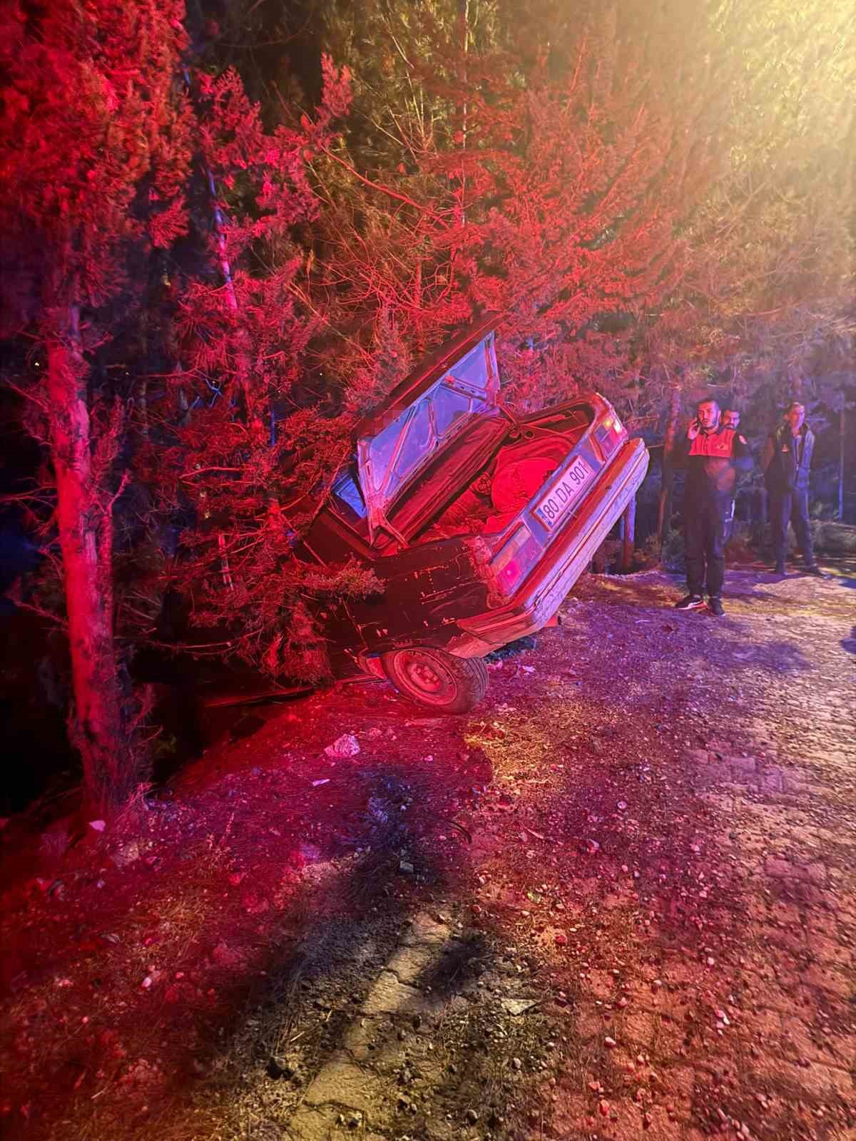 Osmaniye&rsquo;de otomobil u&ccedil;uruma d&uuml;şmekten ağa&ccedil; sayesinde kurtuldu: 3 yaralı
