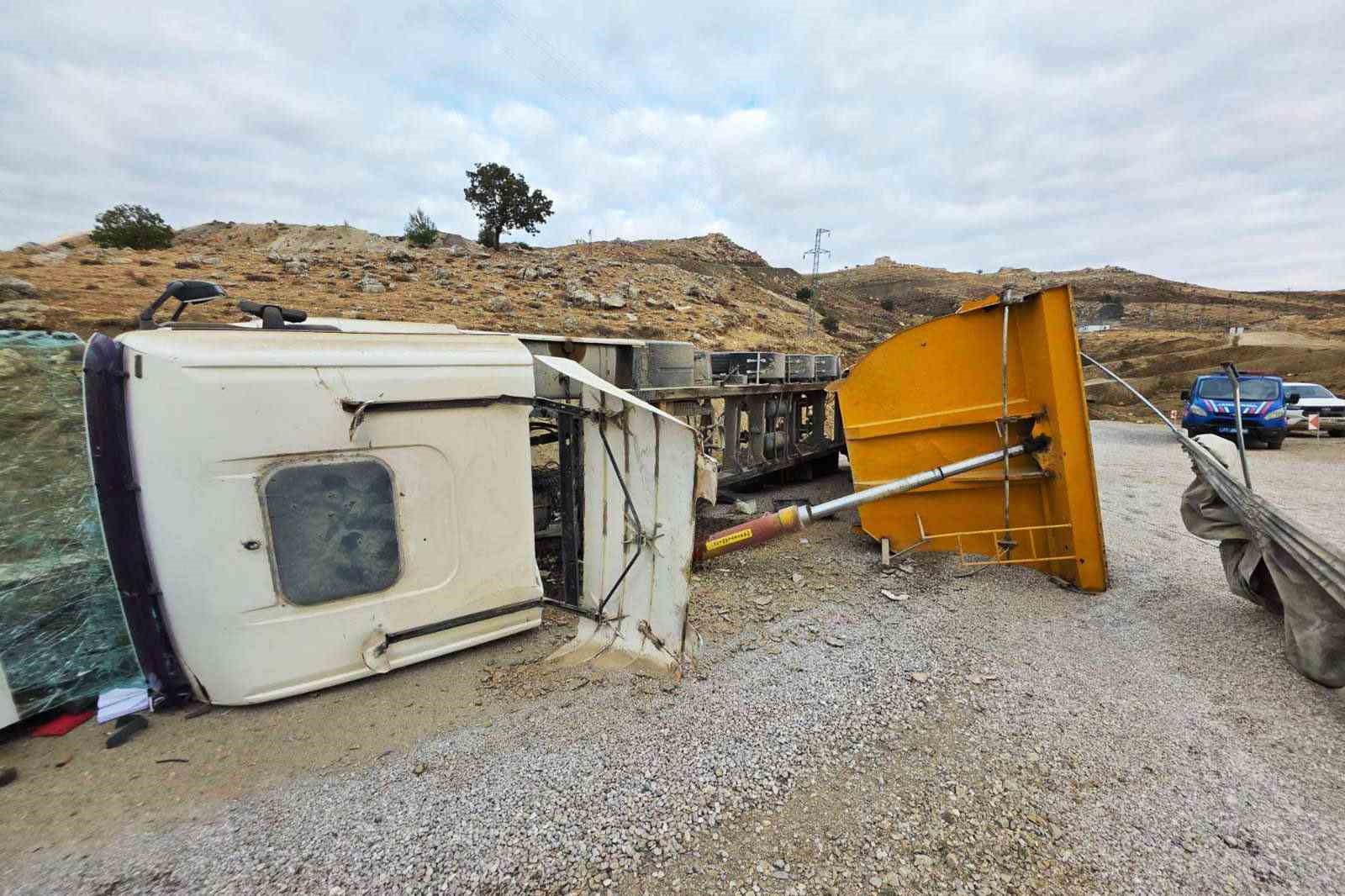 Kırıkkale’de mıcır yüklü kamyon devrildi: 1 yaralı