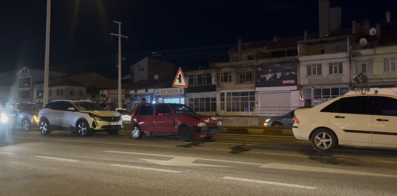 Tavşanlı’da 4 aracın karıştığı zincirleme kaza kamerada