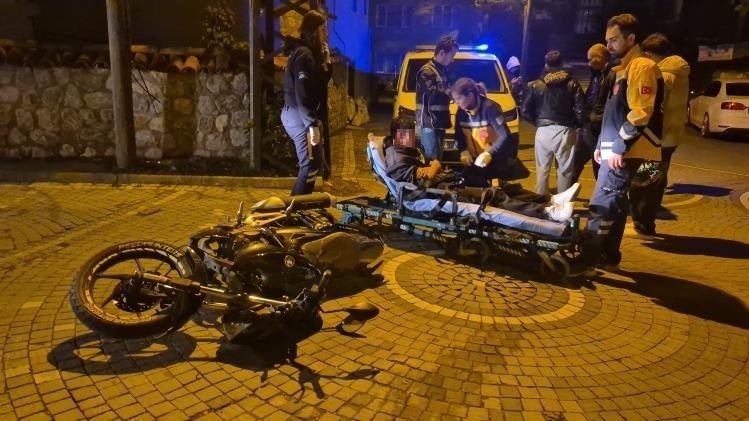 Polisi g&ouml;r&uuml;nce ka&ccedil;an motosikletli, kaza yapınca yakalandı
