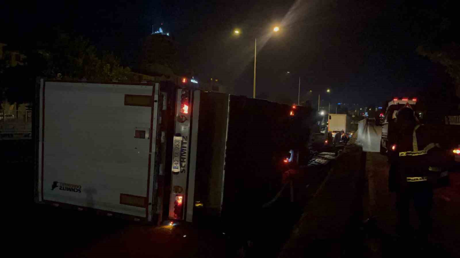 Kontrolden &ccedil;ıkan tır, bariyerleri bi&ccedil;tikten sonra yan yatarak durabildi
