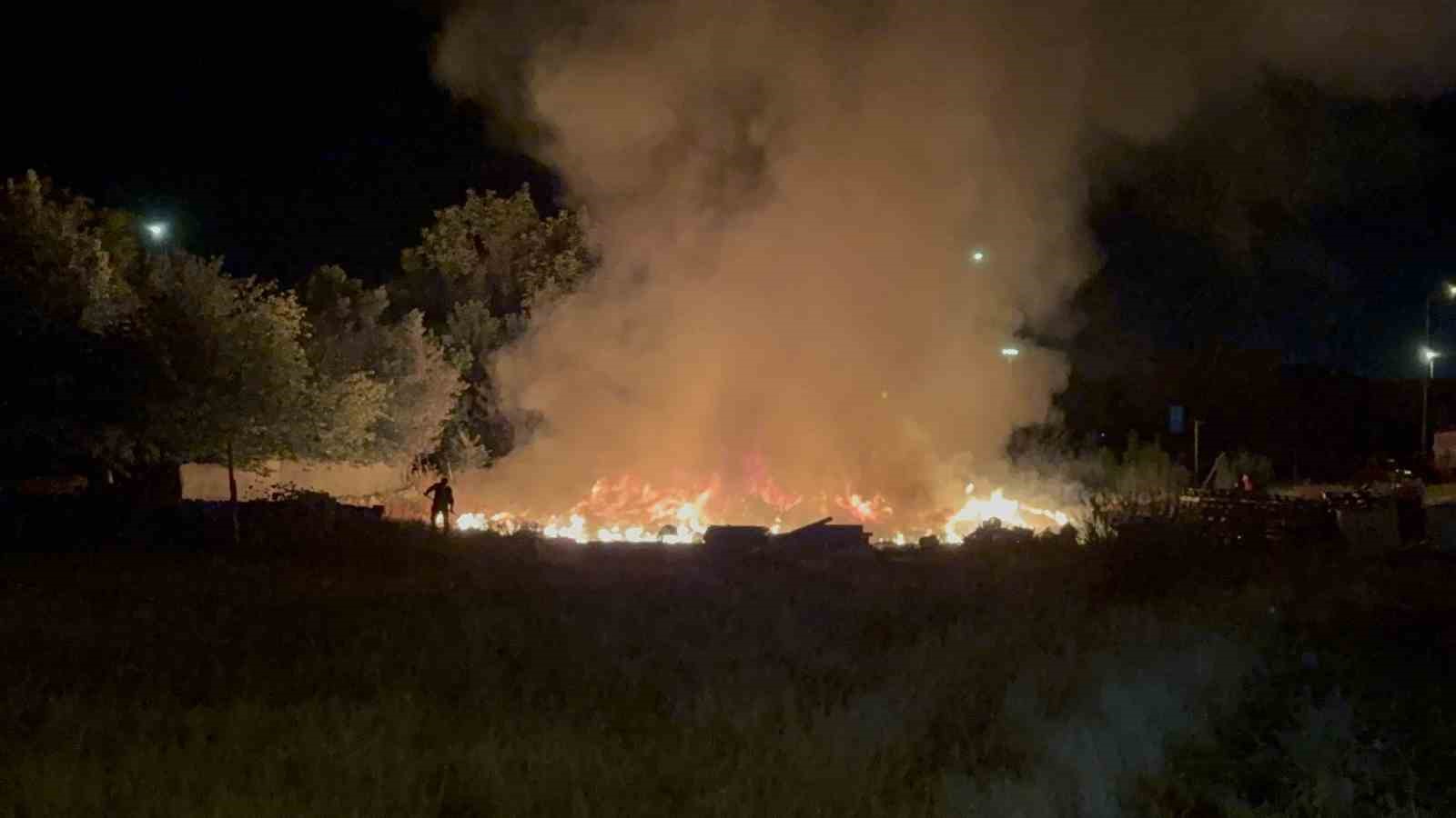 Atık yangını eve sı&ccedil;ramadan s&ouml;nd&uuml;r&uuml;ld&uuml;
