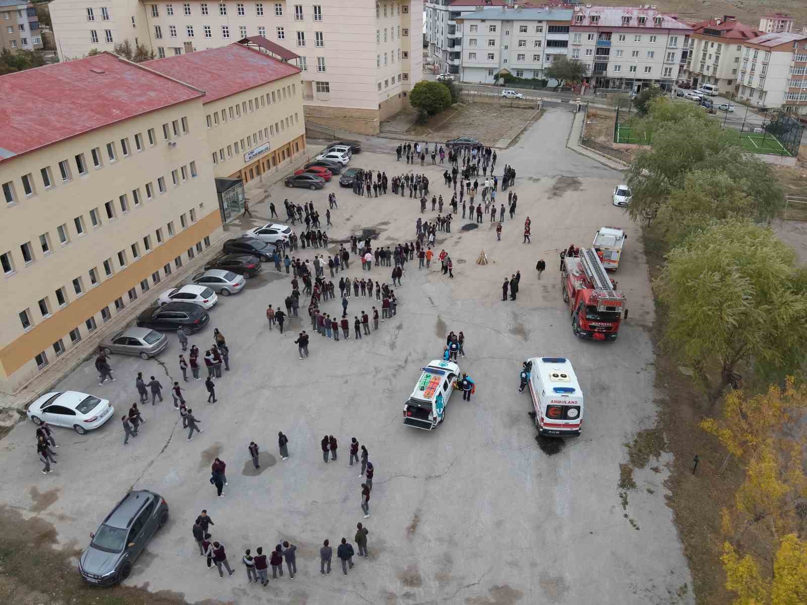 Bayburt&rsquo;ta deprem tatbikatı: &Ouml;ğrenciler hem &ouml;ğrendi hem de uyguladı
