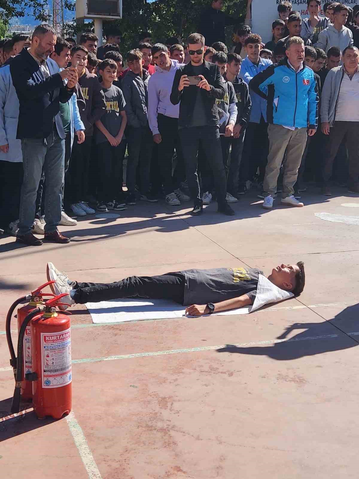 &Ouml;ğrenciler deprem ve yangın tatbikatı yaptı
