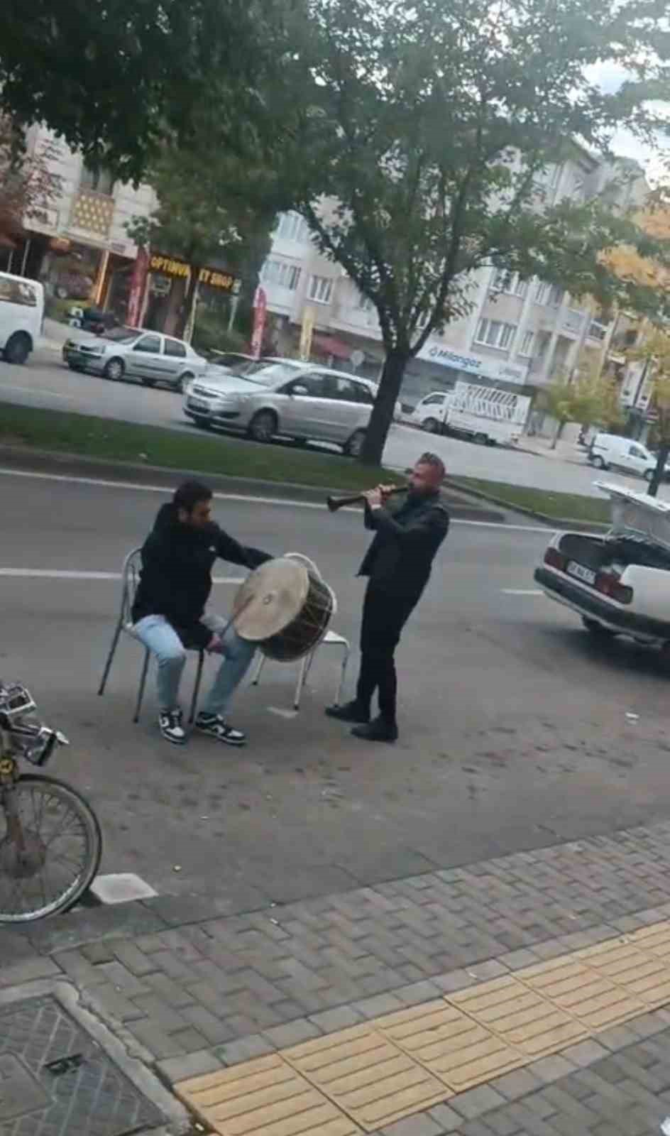 Sivas’ta okeyde 5 yıllık rekabet davul zurnalı kutlamayla son buldu