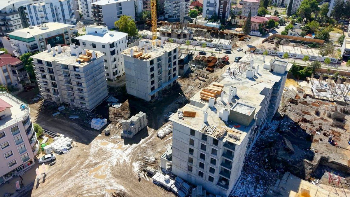 Depremin yıktığı Osmaniye kent merkezinde afet konutları y&uuml;kseliyor
