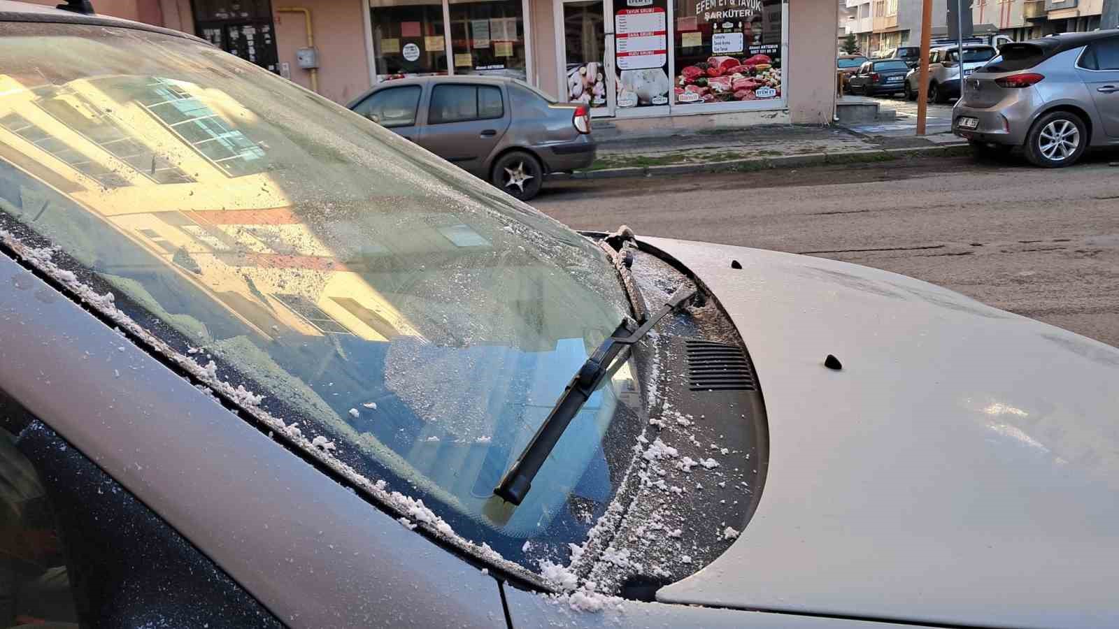Kars buz kesti: Termometreler eksi 7’yi görünce araç camları buz tuttu
