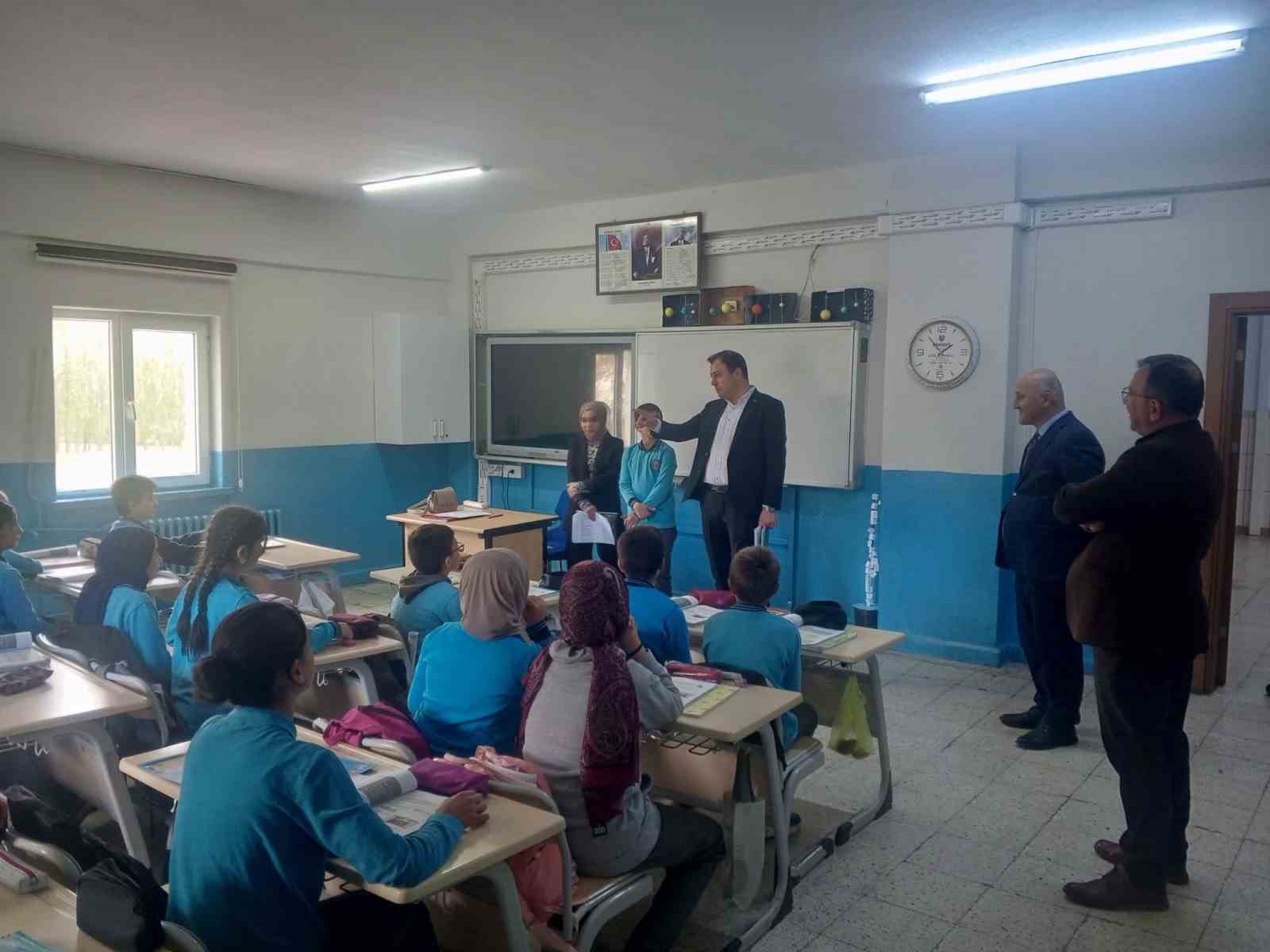 Aydıntepe Kaymakamı Bayram &ouml;ğrencilerle derslere katıldı
