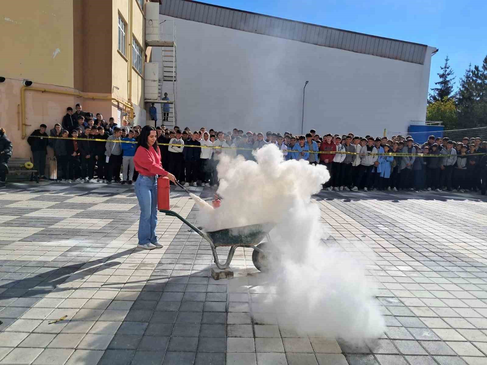 K&uuml;tahya&rsquo;da t&uuml;m okullarda eş zamanlı deprem tatbikatı
