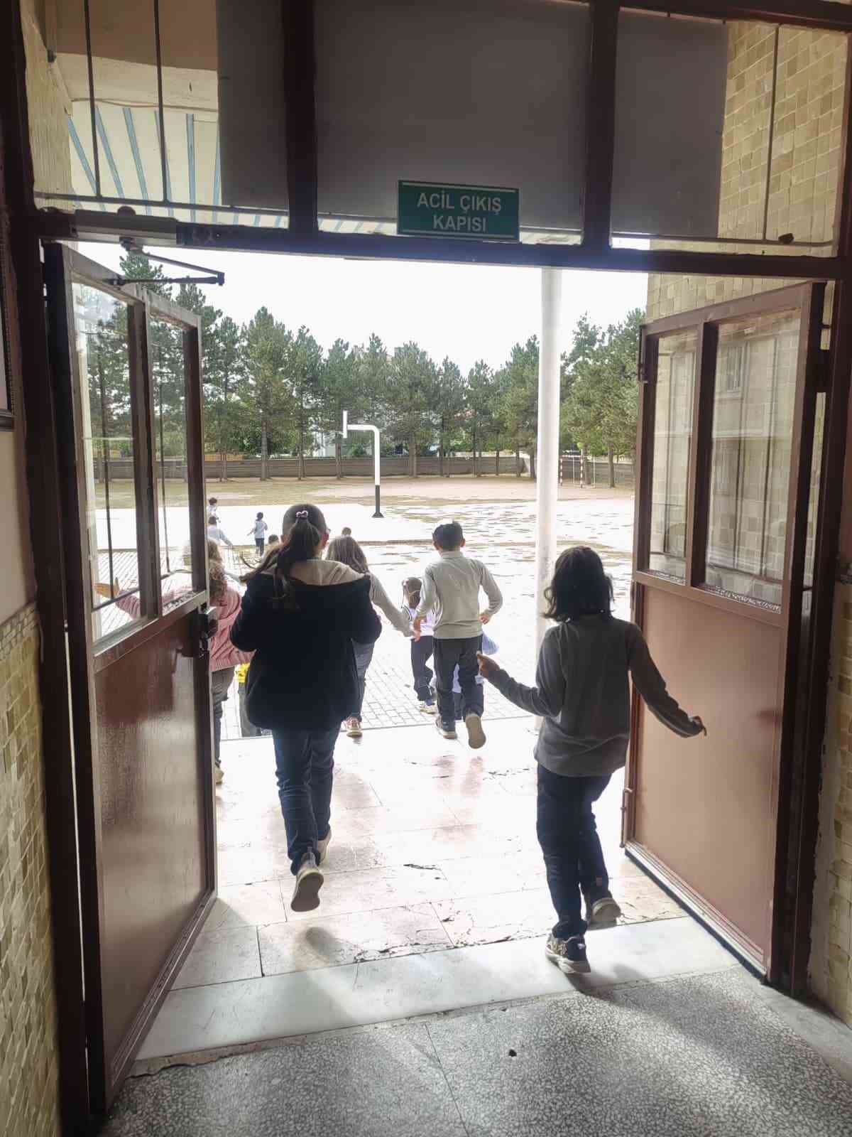 Okulda deprem tahliye tatbikatı yapıldı