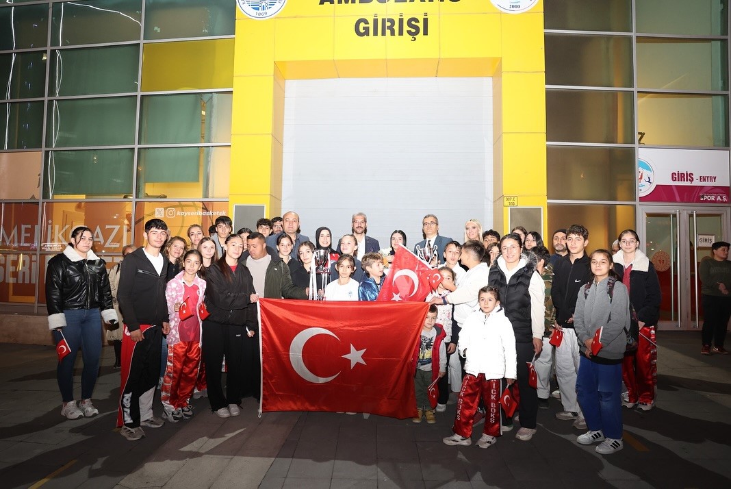 D&uuml;nya Şampiyonuna coşkulu karşılama
