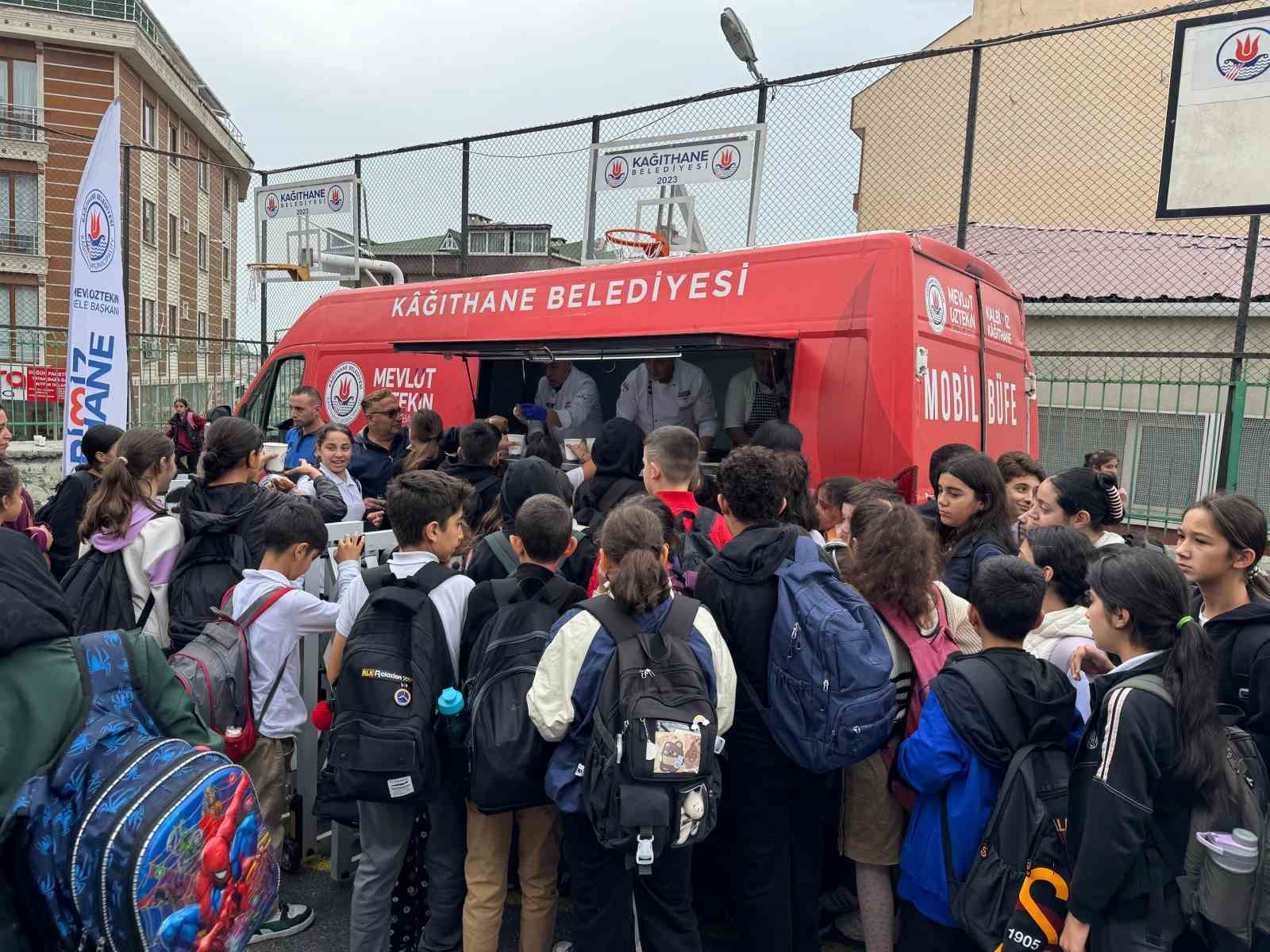 Kağıthane Belediyesi&rsquo;nden okullara sıcak &ccedil;orba ikramı
