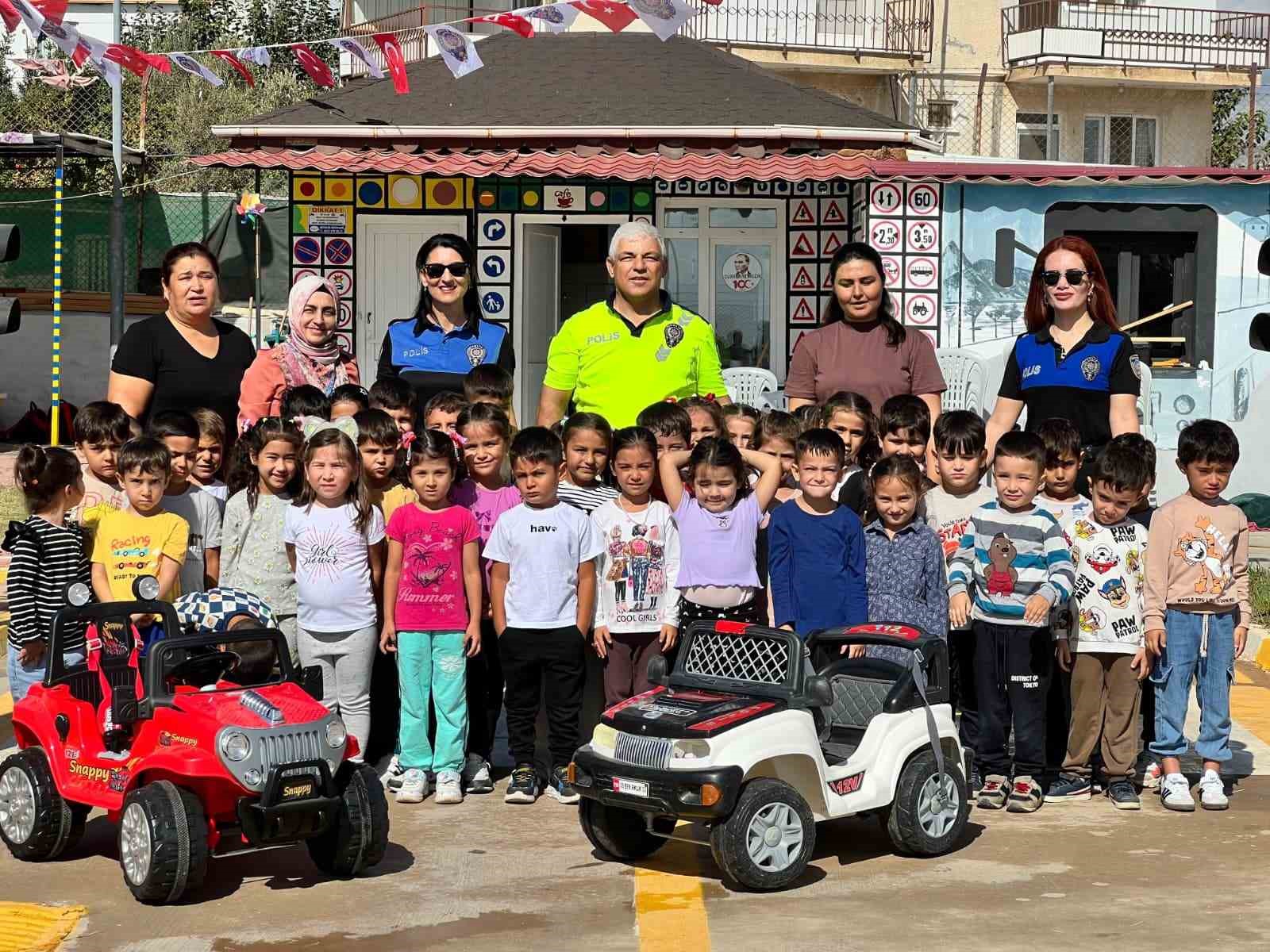 &Ccedil;ocuklara uygulamalı trafik eğitimi
