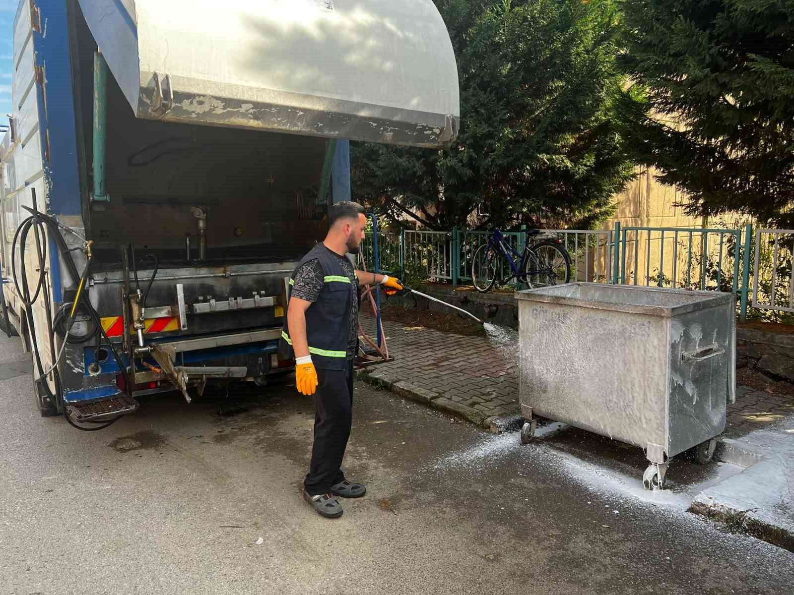 &Ccedil;&ouml;p konteynerler yıkanarak dezenfekte ediliyor
