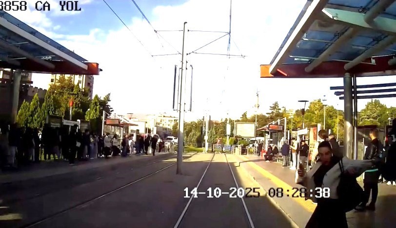 Güvenlik görevlisi genç kızı tramvayın altında kalmaktan son anda kurtardı: O anlar kameraya yansıdı