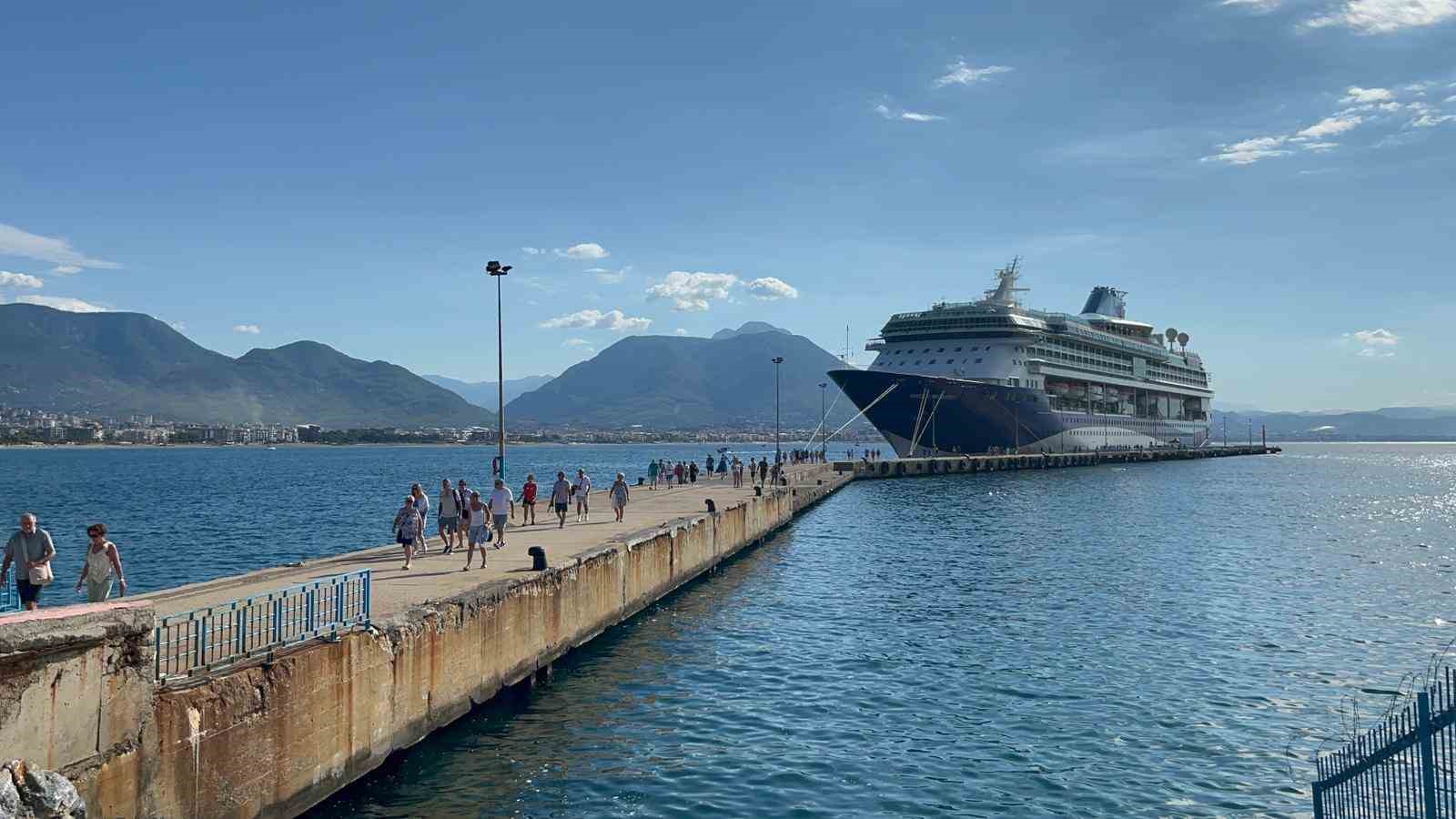 Lüks kruvaziyer bin 739 yolcu, 742 mürettebatıyla Alanya’ya demirledi
