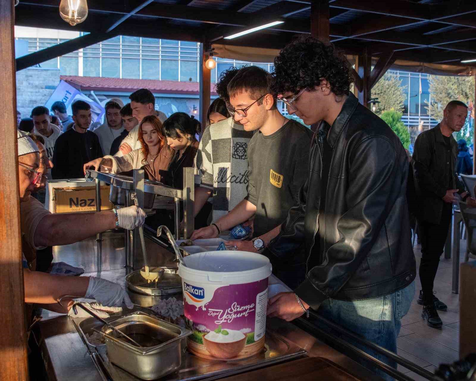 Kuşadası Belediyesi sofrasını bu yıl da &uuml;niversitelilerle paylaşıyor
