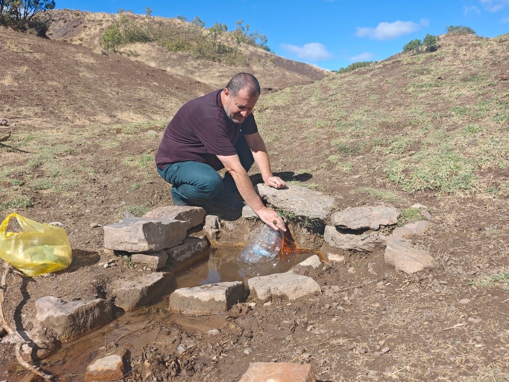 Şifalı suya ulaşmak isteyen vatandaşlar kilometrelerce yol y&uuml;r&uuml;yor
