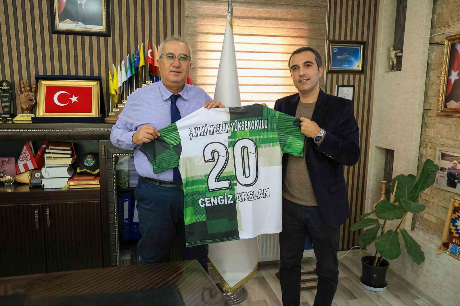 &Ccedil;ameli Belediyesinden &Ccedil;ameli Meslek Y&uuml;ksekokulu Takımına tam destek
