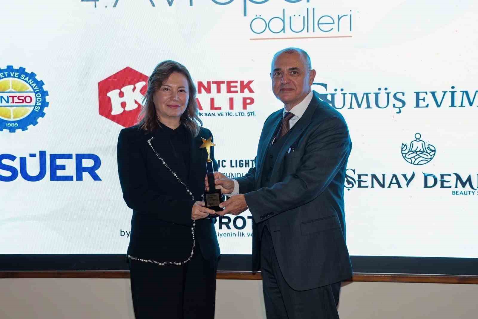 OM&Uuml; Rekt&ouml;r&uuml; Prof. Dr. Fatma Aydın&rsquo;a "Yılın &Uuml;st&uuml;n Başarı &Ouml;d&uuml;l&uuml;"
