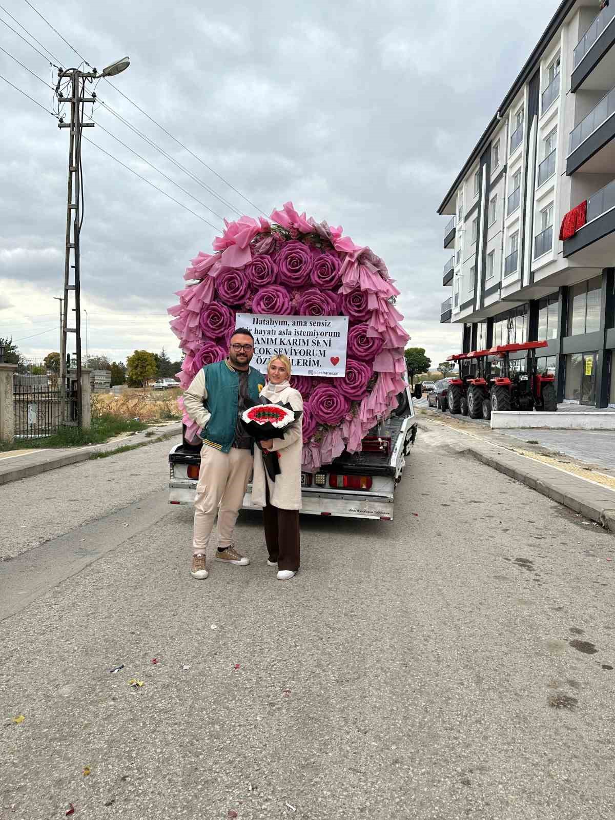 ’Özrü kabahatinden büyük’, kendisini karısına dev buketle affettirdi
