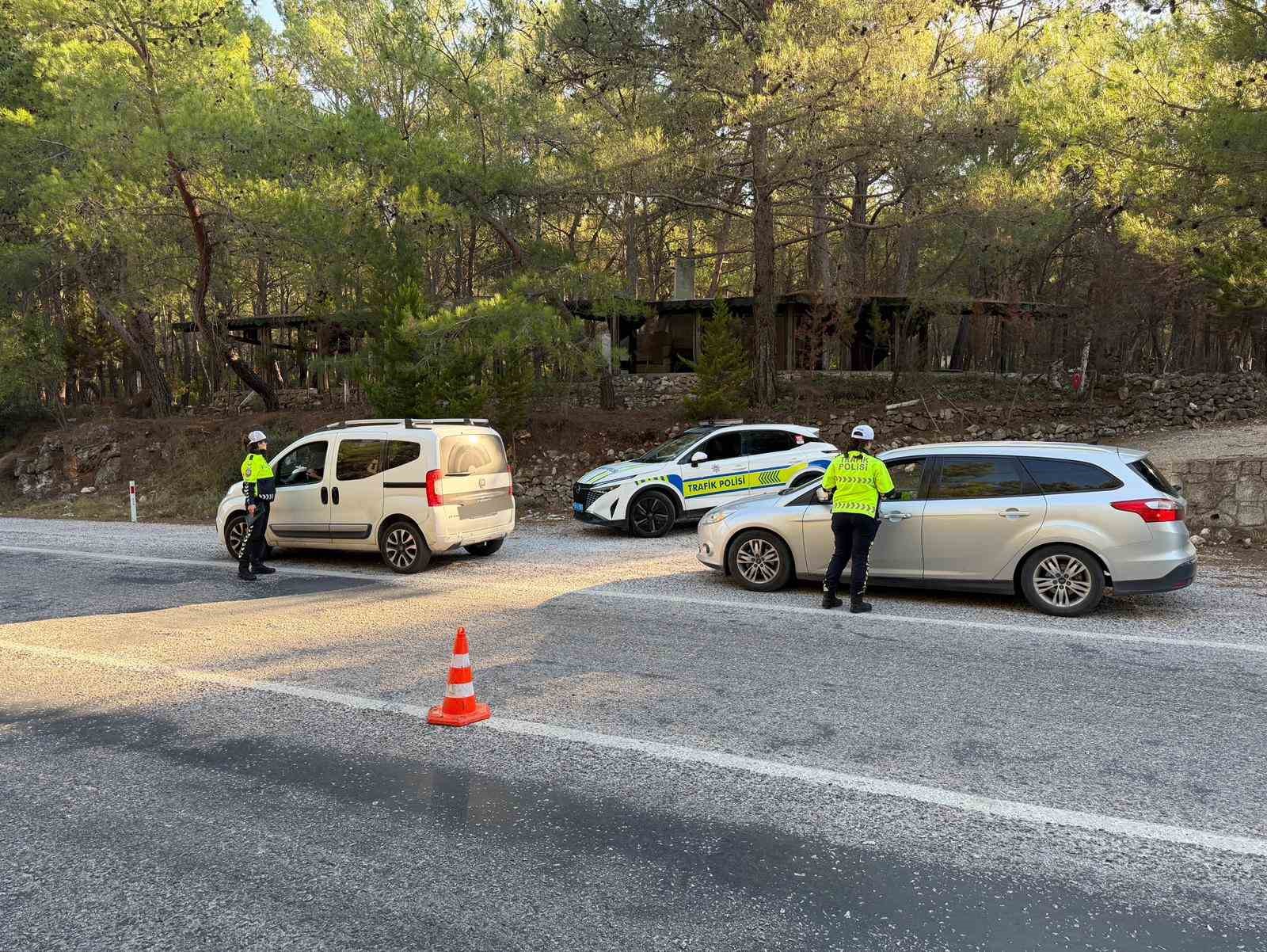 Çeşme-İzmir eski yolunun trafik güvenliği kadın polis memurlarına emanet