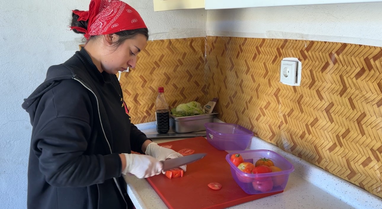 Yüksekova’da aile destanı: Bahçesinden topladı, evini lokantaya çevirdi