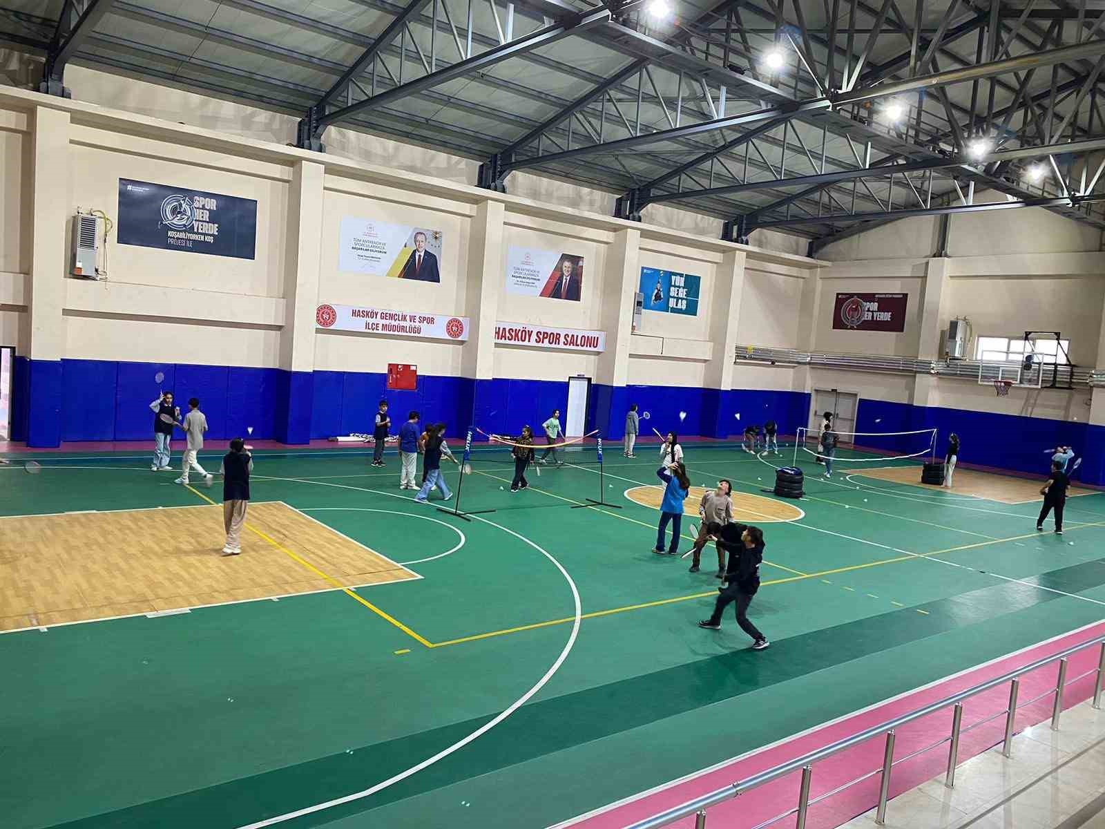 Hask&ouml;y&rsquo;de badminton antrenmanları yoğun katılımla s&uuml;r&uuml;yor
