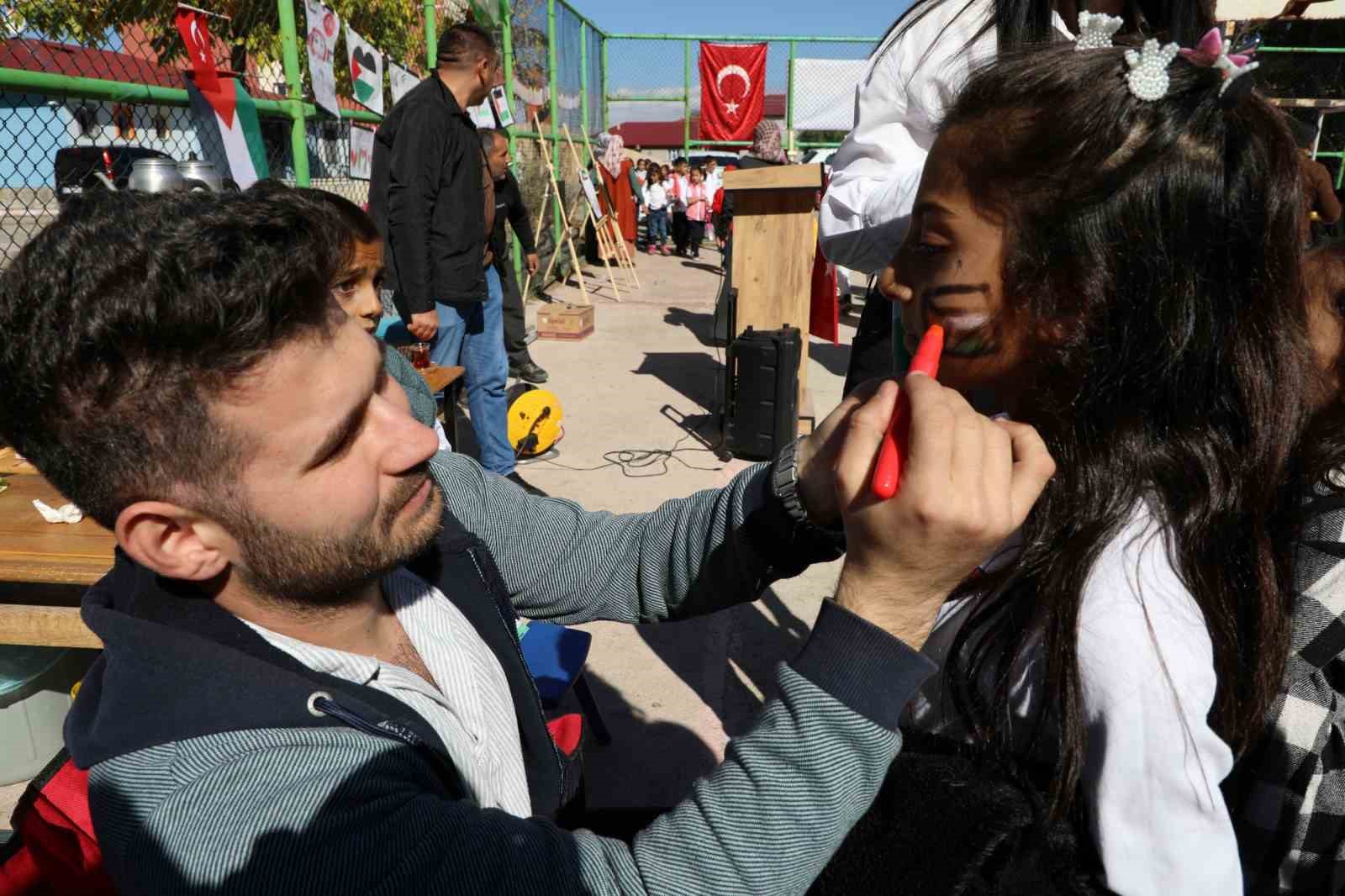 Ağrılı öğrenciler, Gazze’deki ihtiyaç sahipleri için hayır panayırı düzenledi
