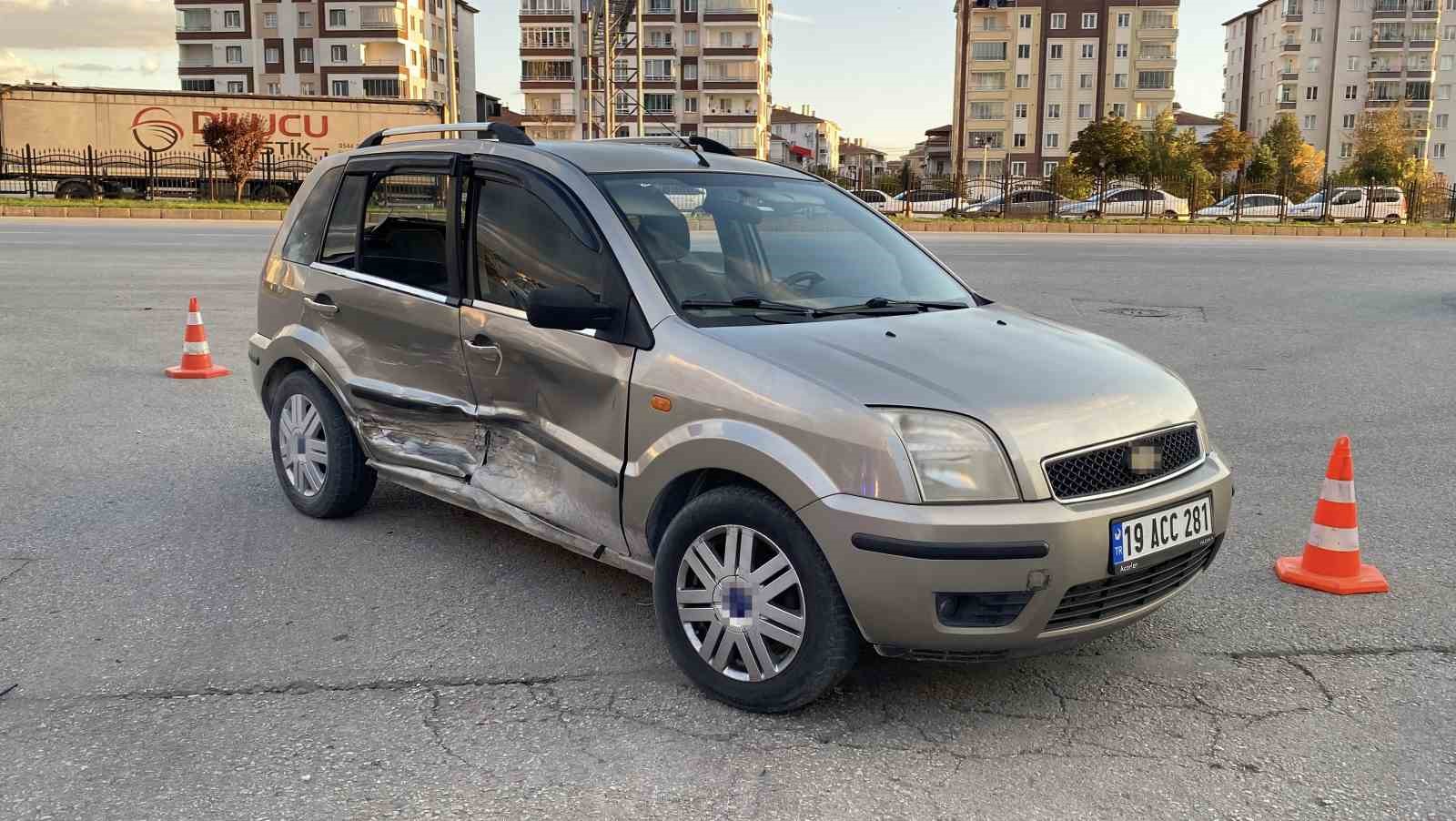 &Ccedil;orum&rsquo;da otomobiller &ccedil;arpıştı: 2 yaralı
