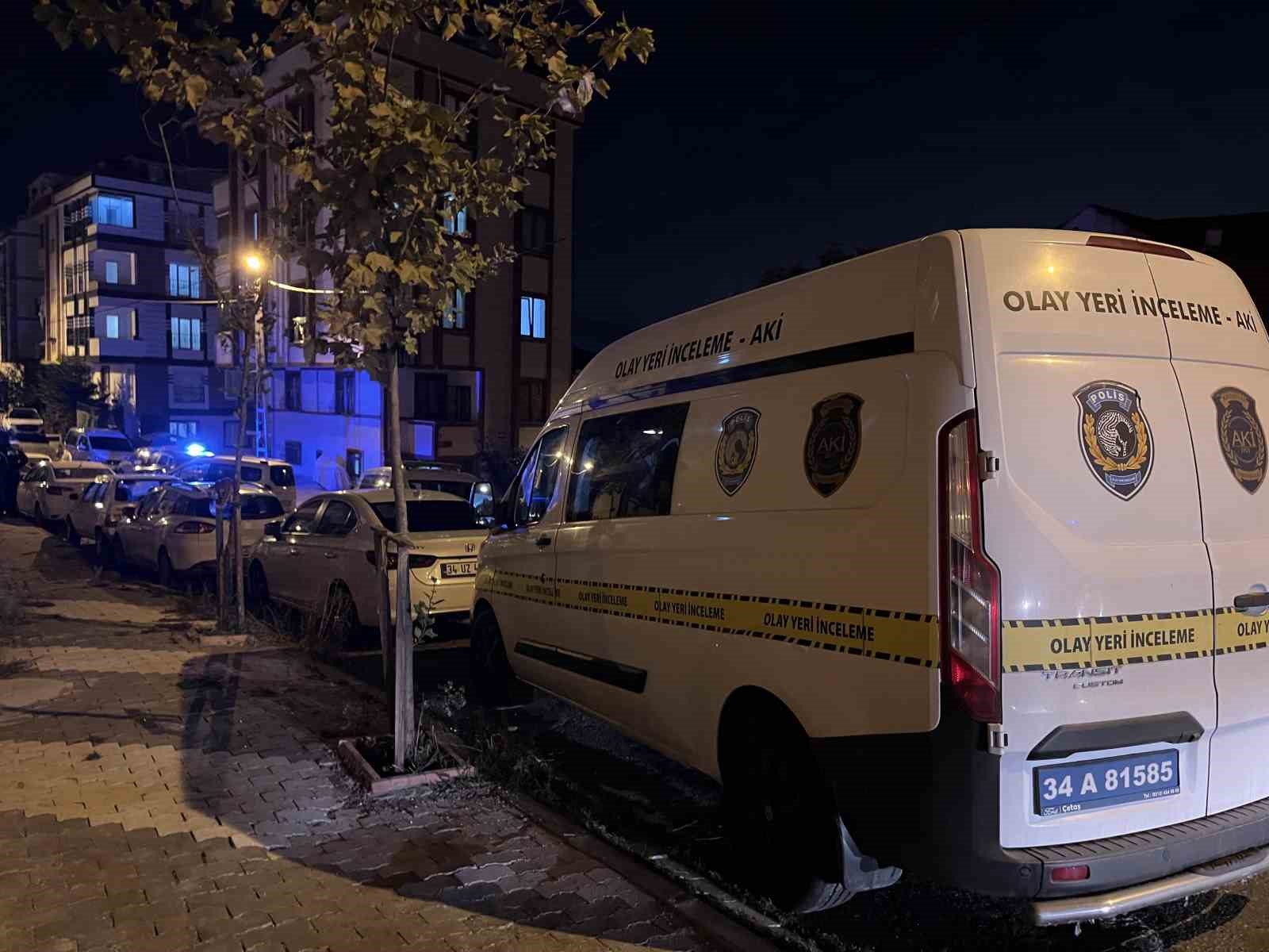 Arnavutk&ouml;y&rsquo;de evinin &ouml;n&uuml;nde silahlı saldırıya uğrayan adam ağır yaralandı
