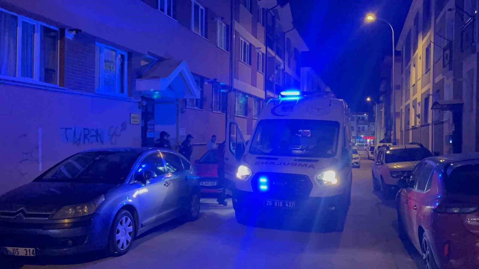 K&ouml;t&uuml; koku ihbarı &uuml;zerine gelen ekipler, yaşlı adamı evinde &ouml;l&uuml; buldu
