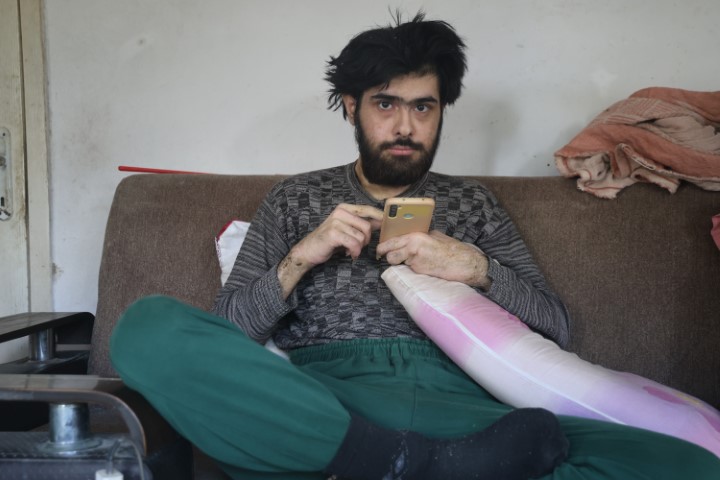 Telefon bağımlısı genç: 3 yıldır evden dışarı ne tek bir adım attı ne de beslenmek dışında bir şey yaptı