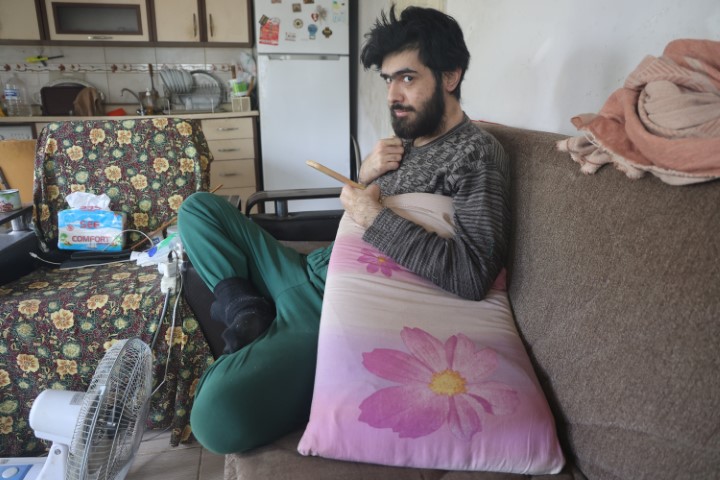 Telefon bağımlısı genç: 3 yıldır evden dışarı ne tek bir adım attı ne de beslenmek dışında bir şey yaptı