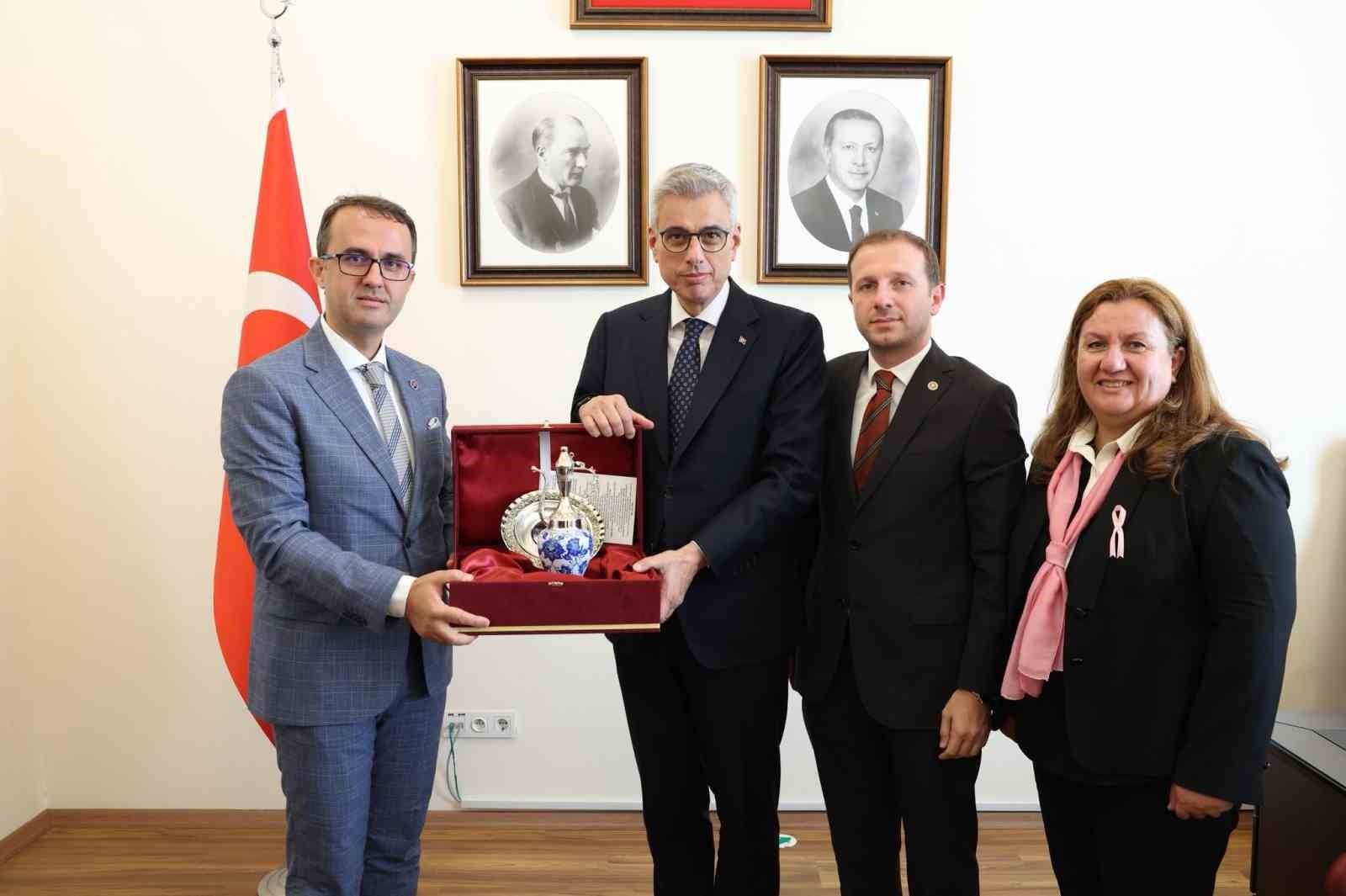 Bursa Kanserle Savaş Derneği’nden Sağlık Bakanı Memişoğlu’na ziyaret
