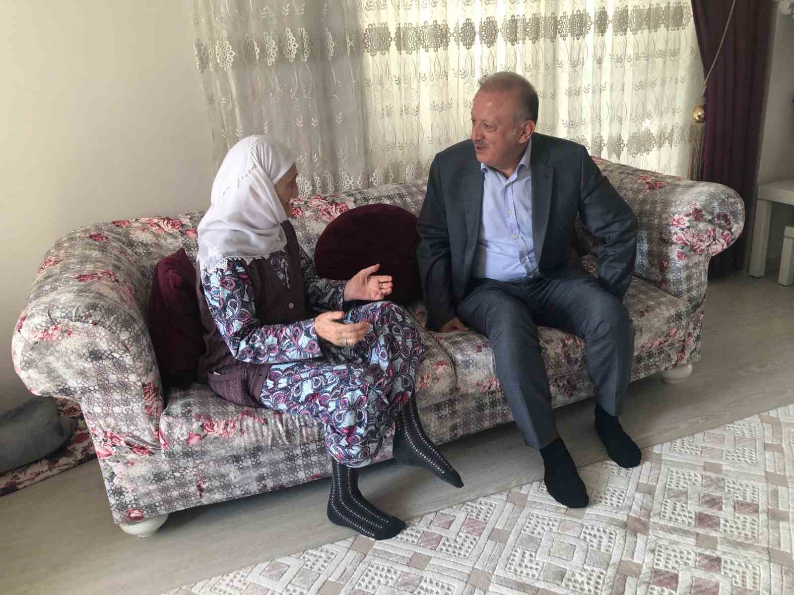 Kaymakam 2 padişah, 12 cumhurbaşkanı ve 27 başbakan gören çınara pasta kesti
