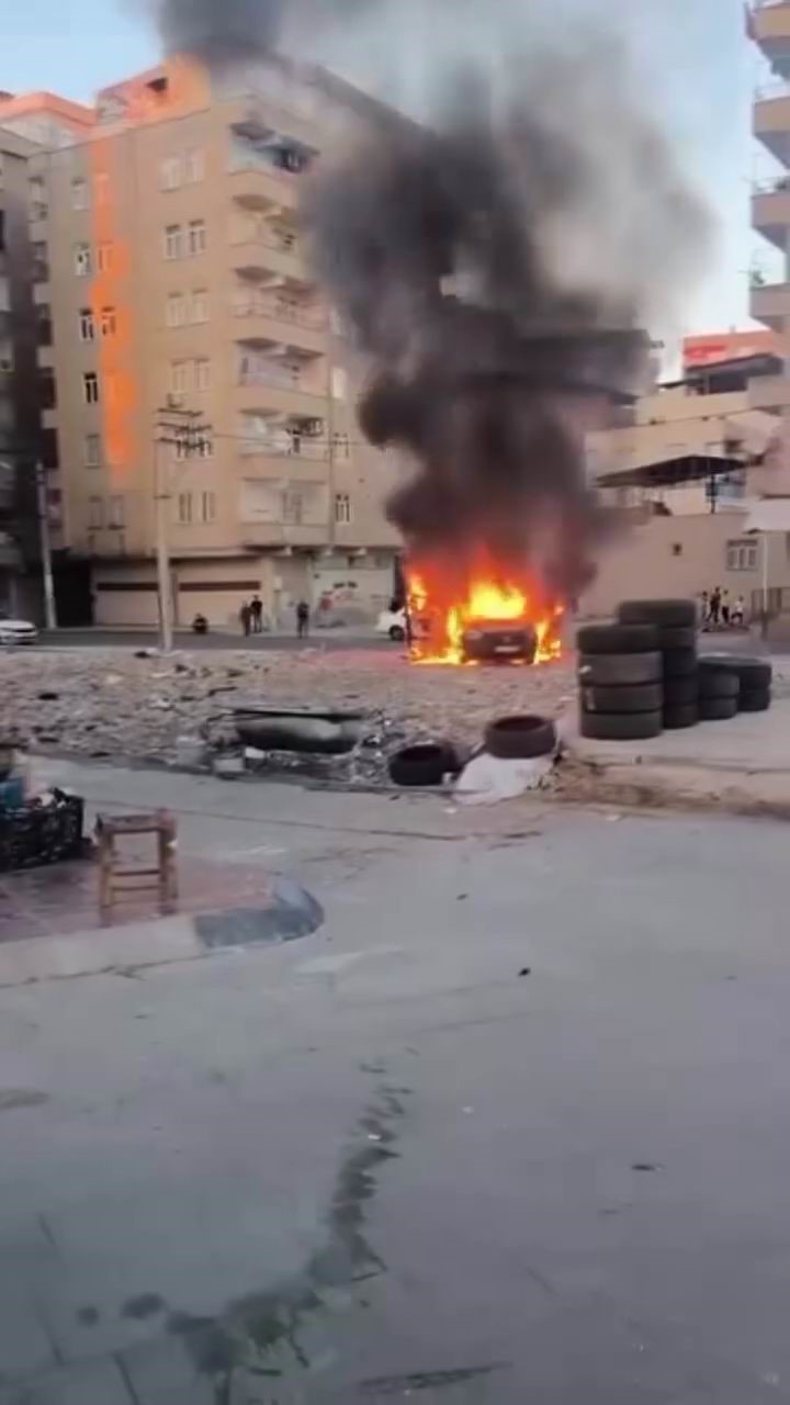 Diyarbakır&rsquo;da seyir halindeki ara&ccedil; alev topuna d&ouml;nd&uuml;
