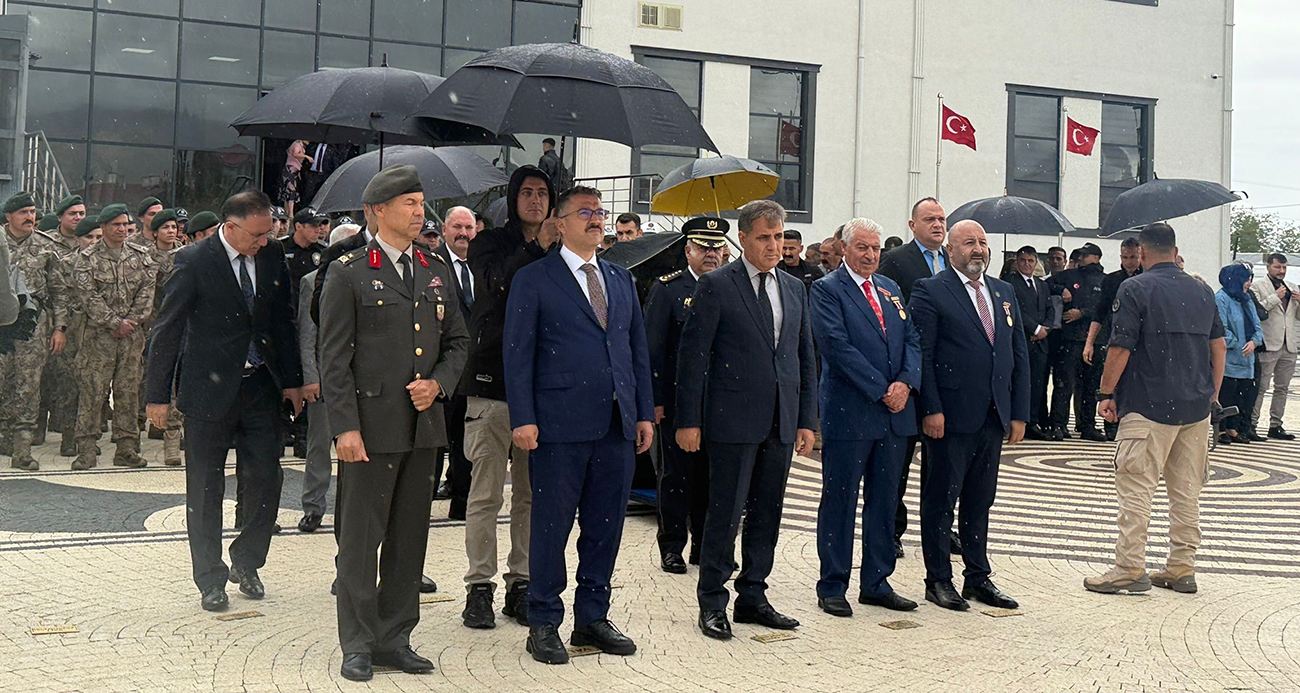 Valiye şemsiye var, gazilere yok