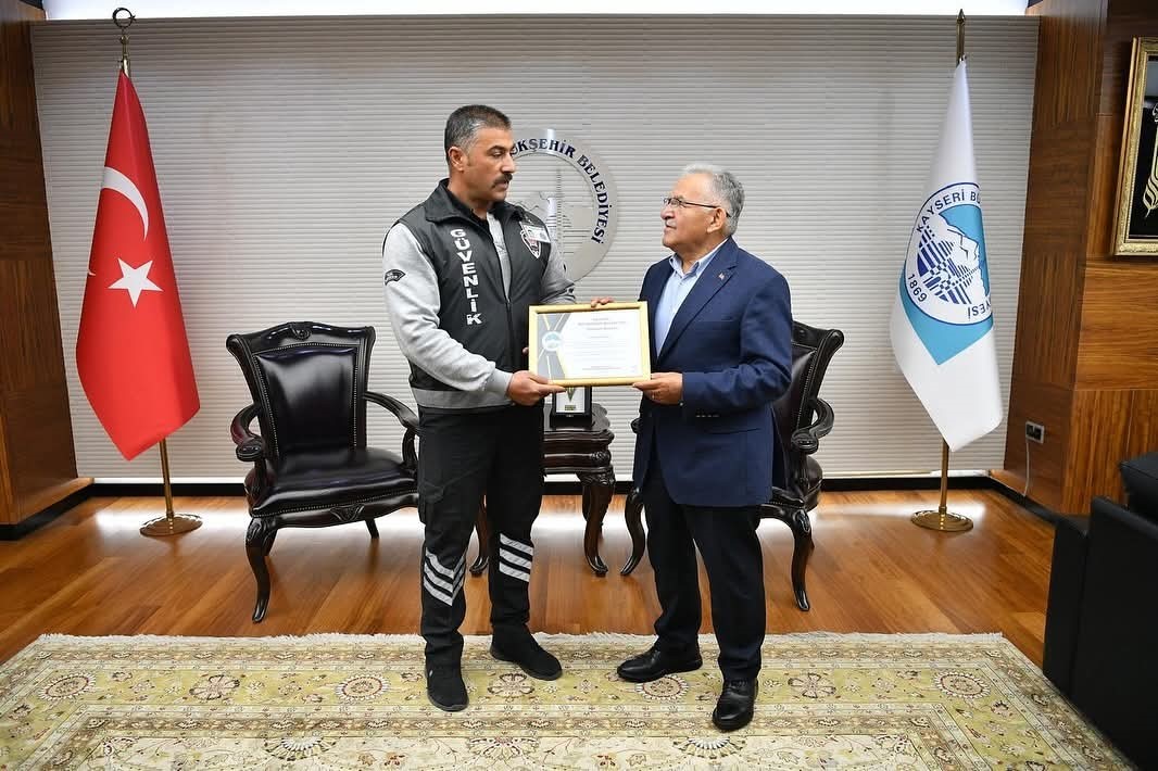 Başkan Büyükkılıç, genç kızı tramvay altında kalmaktan kurtaran güvenlik görevlisini ödüllendirdi