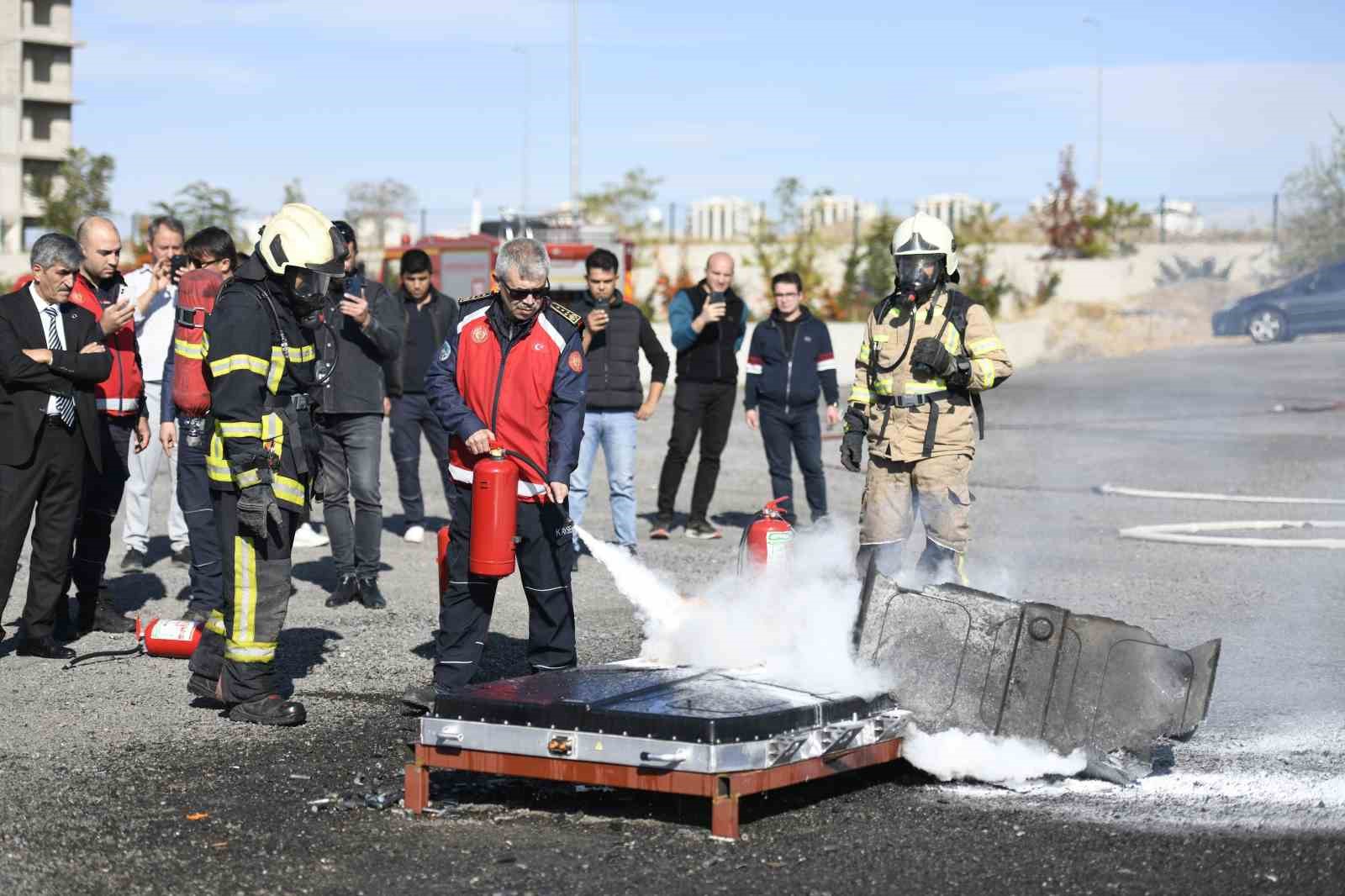 Büyükşehir itfaiyesinden lityum iyon batarya yangın tatbikatı