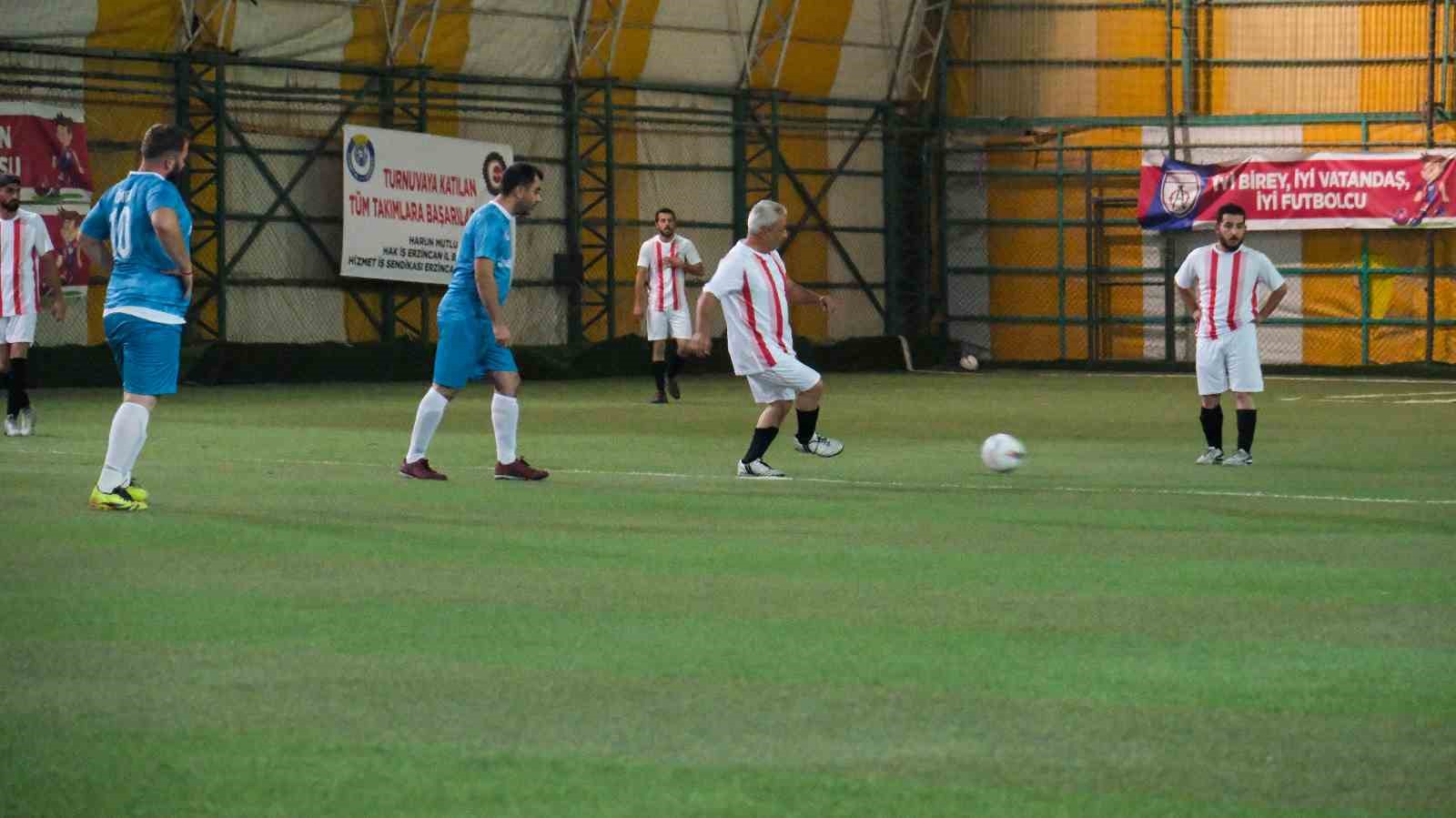 Erzincan Belediyesi birimler arası halı saha futbol turnuvası başladı
