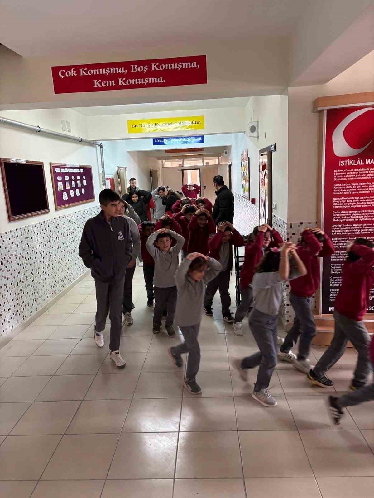 Bolvadin’de okullarda deprem ve tahliye tatbikatı