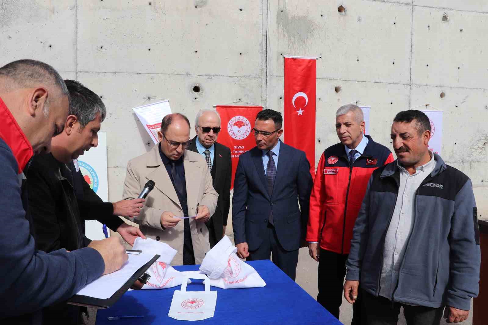 Anadolu mandaları yetiştiricilere teslim edildi
