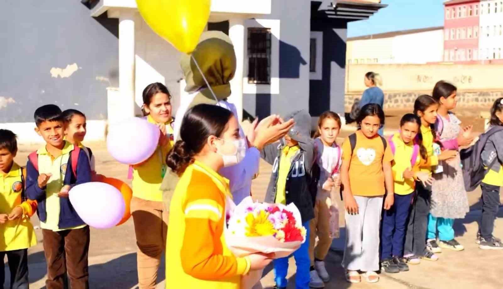 L&ouml;semiyi yenip okuluna d&ouml;nen 4&rsquo;&uuml;nc&uuml; sınıf &ouml;ğrencisine g&ouml;rkemli karşılama
